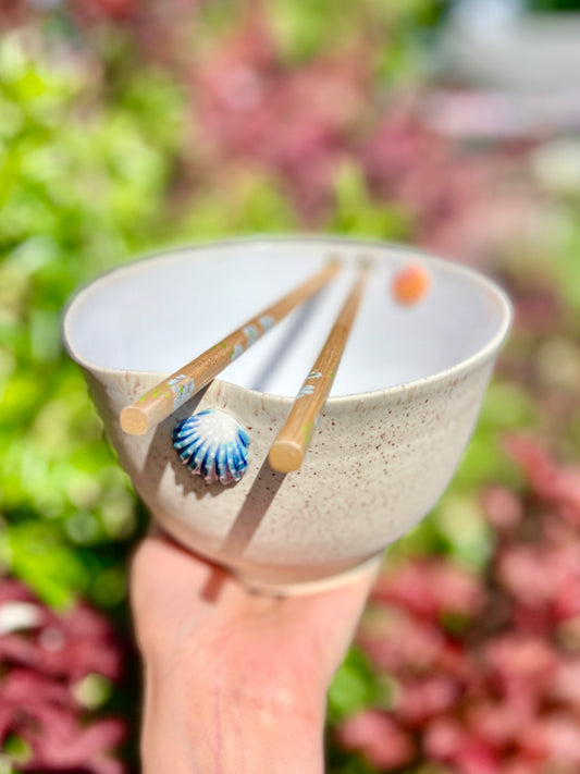 Sunrise Shell Ramen Bowl with Chopstick Holder